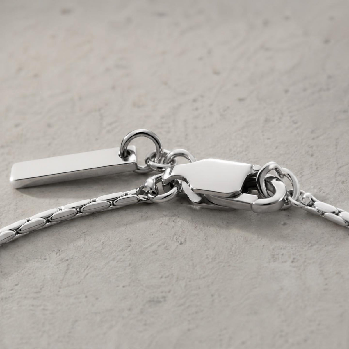 ESSENTIAL ARMBAND