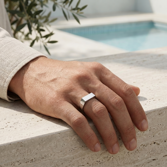 ESSENTIAL SIGNET RING